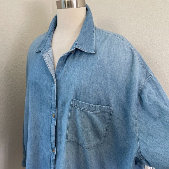 NEW Old Navy Womens Plus 3X Boyfriend Shirt Chambray Denim Relaxed Button Up Top - Picture 2 of 10